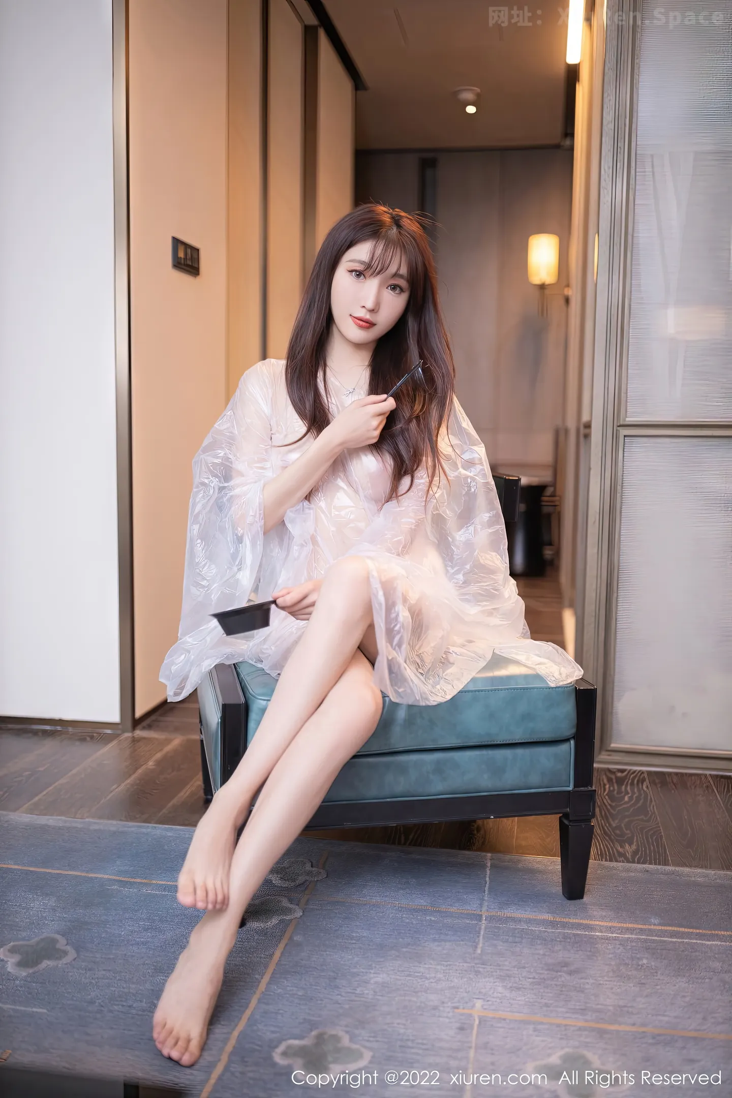 图片[4]-[XiuRen秀人网] VOL.5805 模特陆萱萱北京旅拍染发主题白色薄透胶衣秀火辣身材诱惑写真72P-秀人网官方网站